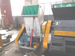 塑料粉碎机在废旧黑色水果筐粉碎中的应用